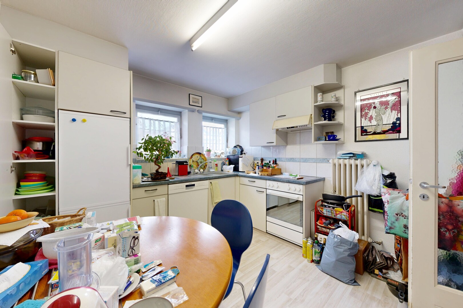 cuisine avec open shelves, étagères ouvertes, réfrigérateur, dark countertops, et plans de travail