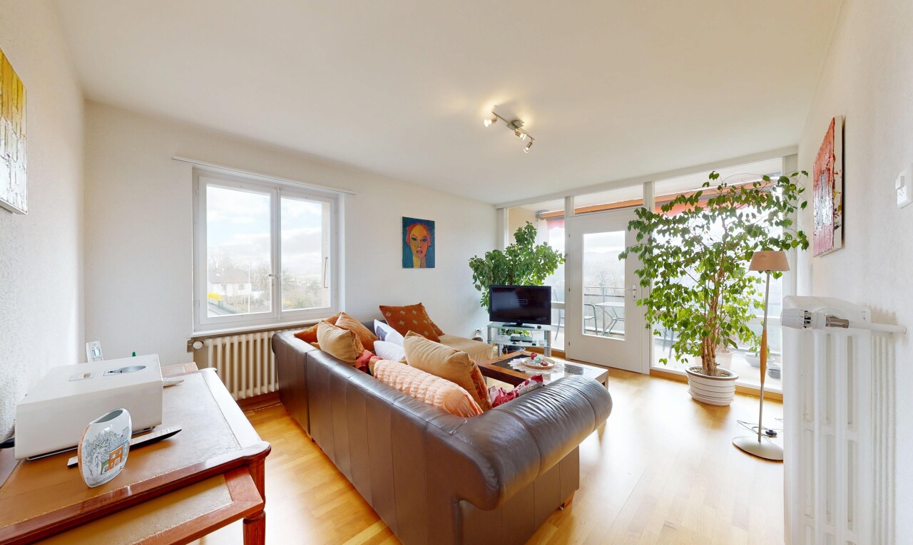 salon avec radiateur, sol en finition bois, wood finish floor, inside property, et cloison sèche
