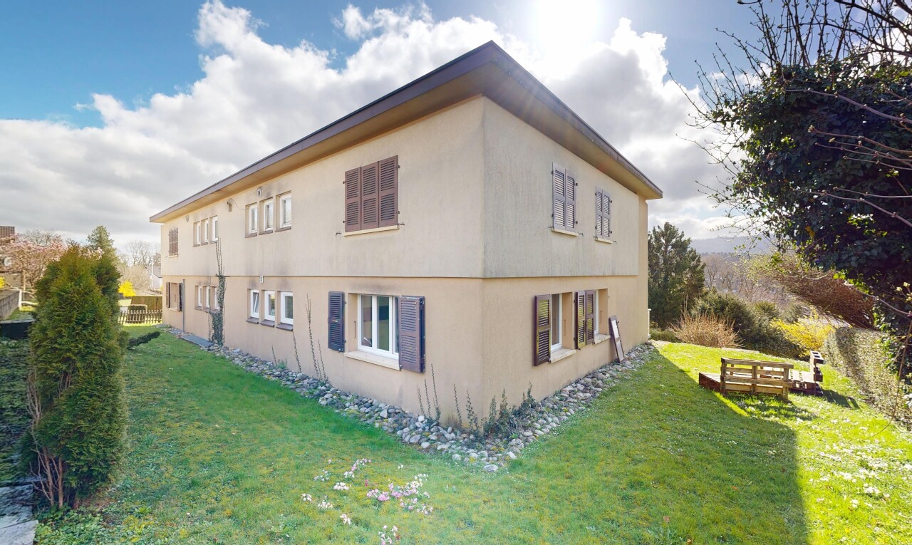 façade avec pelouse, property visible, bardage en stuc, et day time