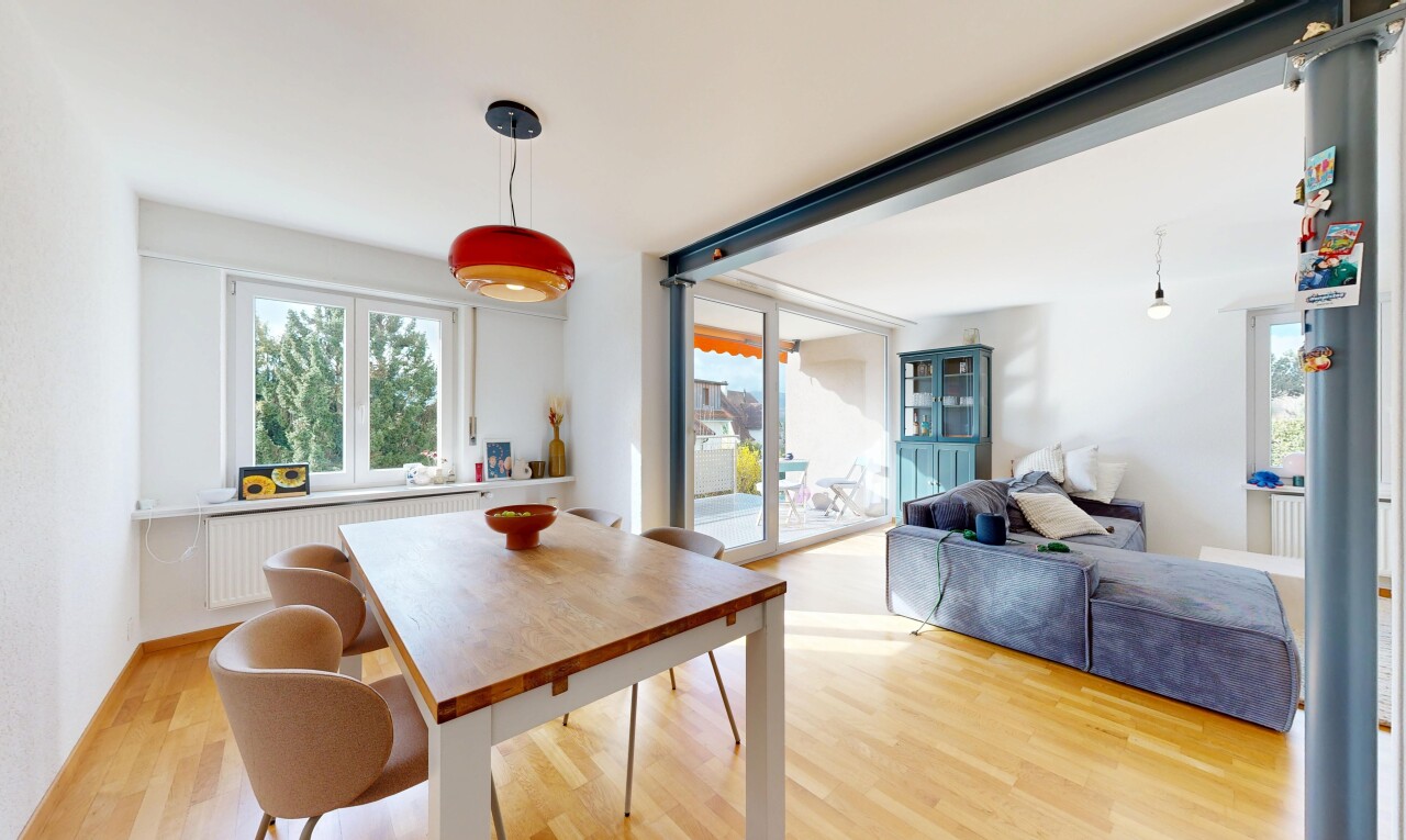 salon / salle à manger avec cloison sèche, drywall, lumière naturelle, natural light, et sol en finition bois
