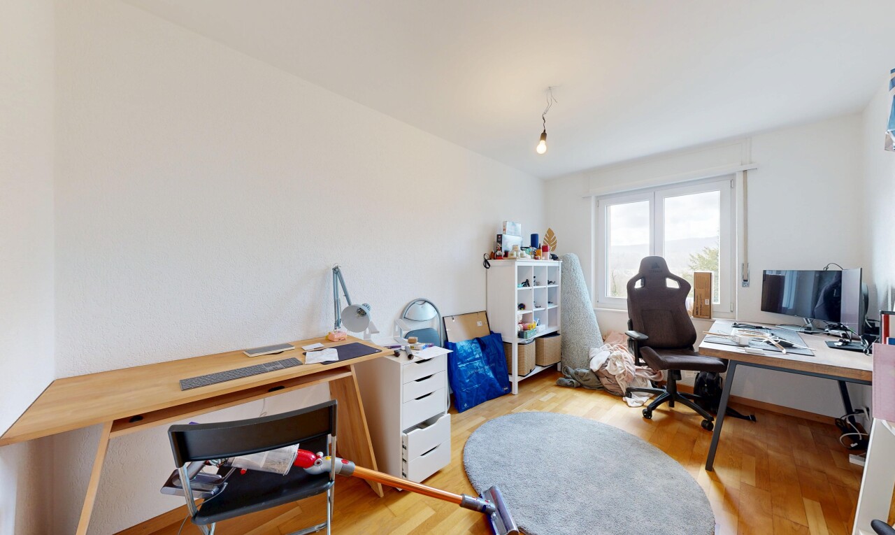 bureau avec espace bureau, wood finish floor, sol en finition bois, inside property, et télévision