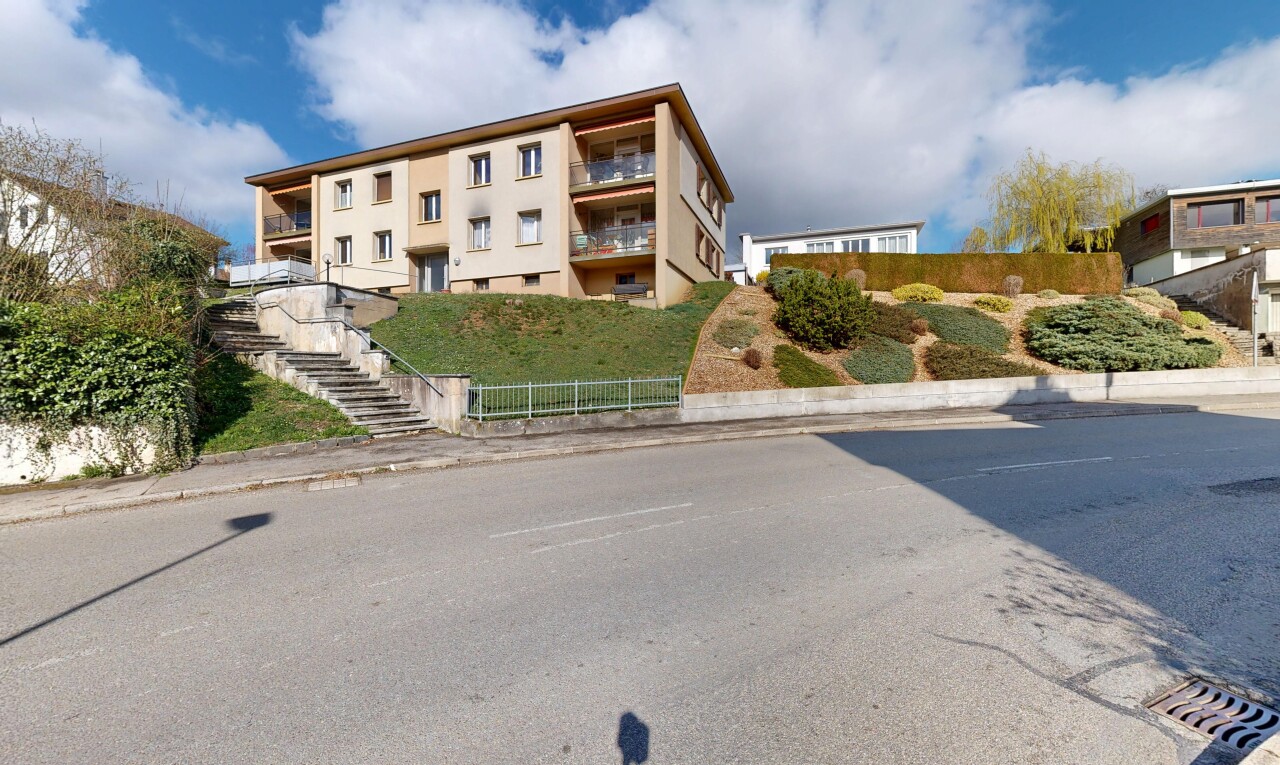 extérieur du bâtiment avec day time, escaliers, clôture, apartment complex view, et vue sur le complexe d'appartements