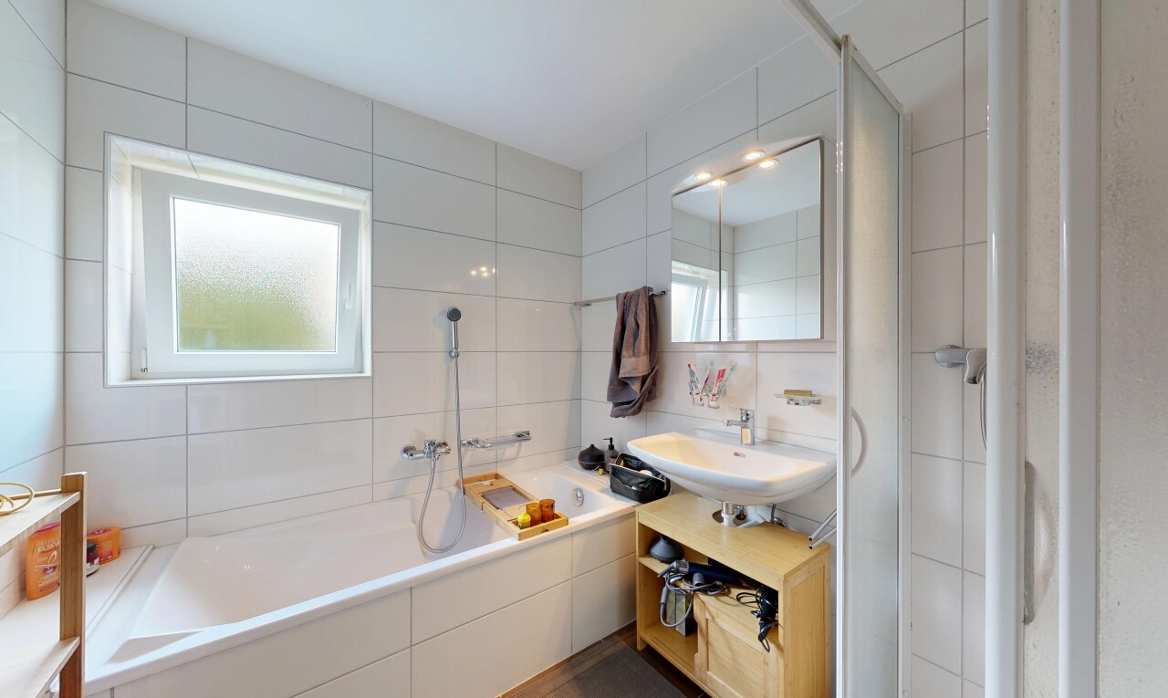 salle de bains avec miroir, salle de bain complète, douche, mur en carrelage, et tile wall