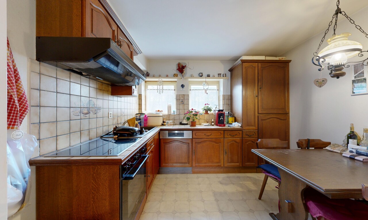 cuisine avec armoires en arc, arched cabinets, armoires marron moyen, medium brown cabinets, et sol en vinyle