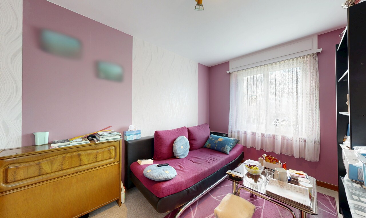 salon avec lumière naturelle, natural light, inside property, moquette, et carpet