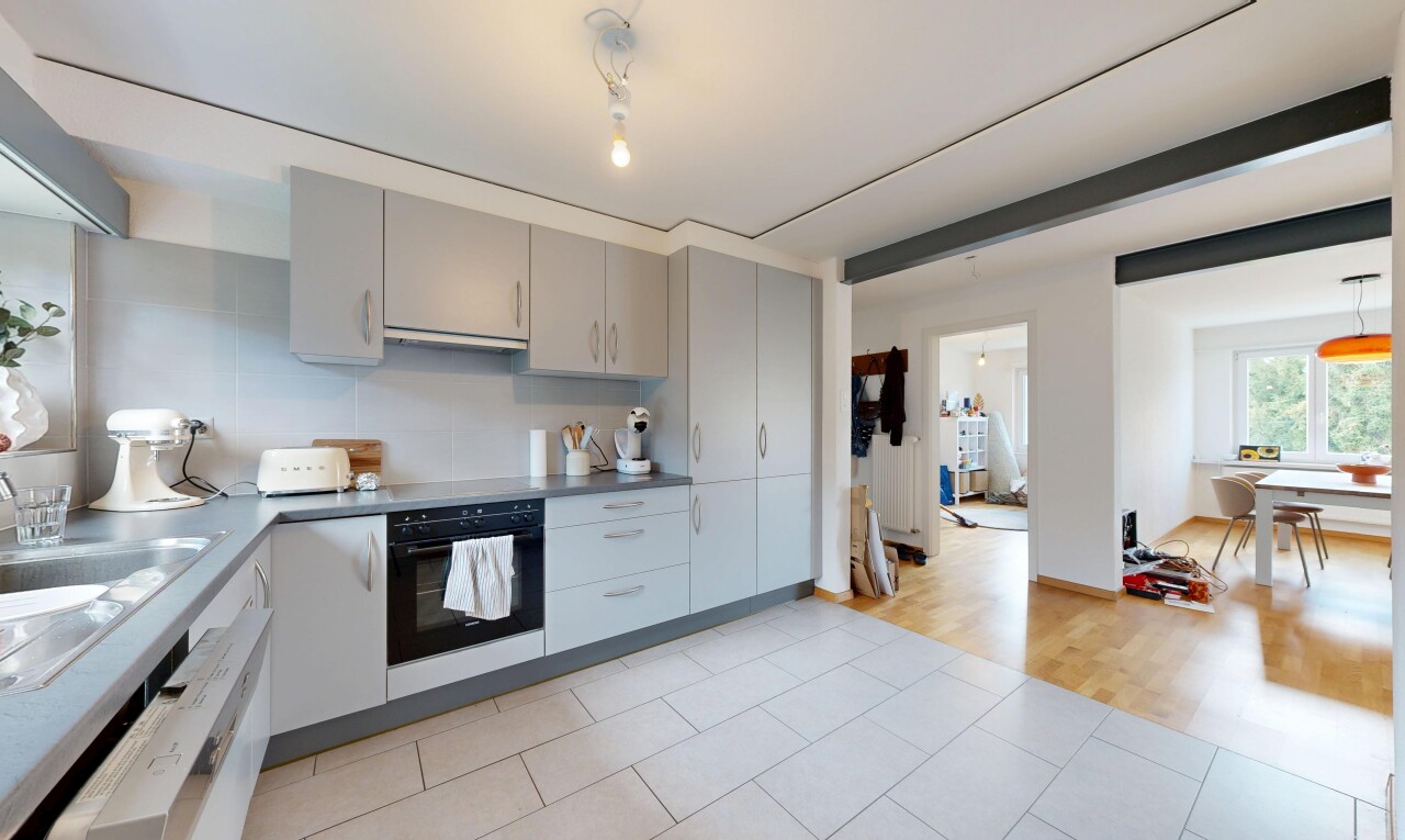 cuisine avec light floor, armoires grises, gray cabinets, four, et inside property