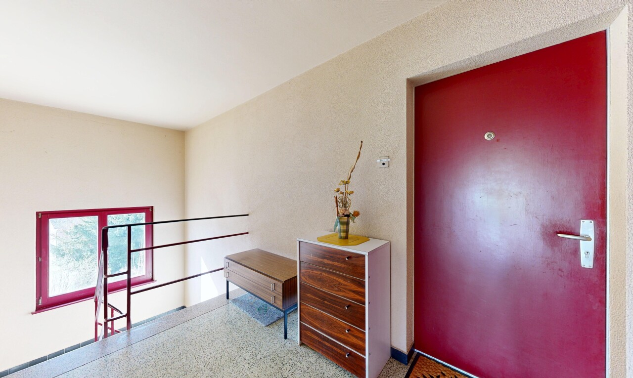 chambre avec inside community, sol en agrégat, aggregate floor, light floor, et lumière naturelle
