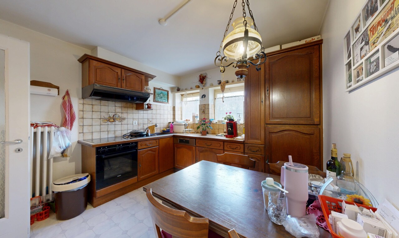 cuisine avec armoires en arc, arched cabinets, sol en vinyle, vinyl floor, et armoires avec moulures