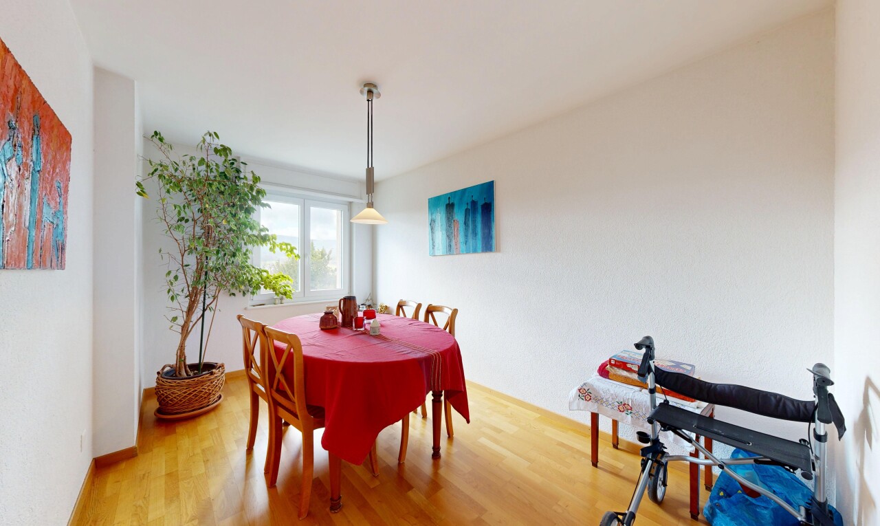 salle à manger avec lumière naturelle, natural light, sol en finition bois, wood finish floor, et inside property