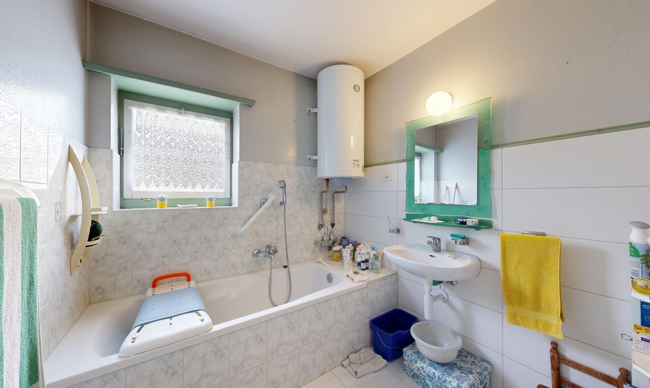 salle de bains avec miroir, chauffe-eau, inside property, salle de bain complète, et bain