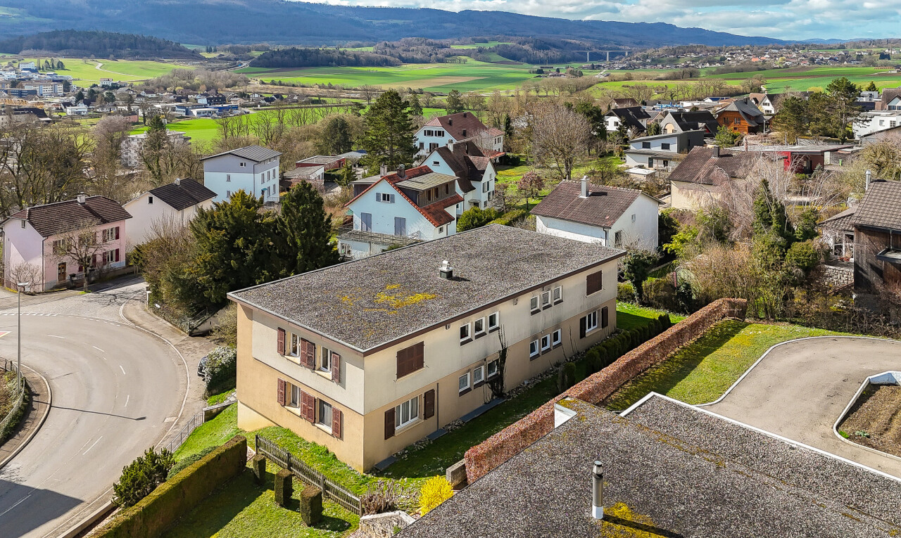 extérieur du bâtiment avec vue sur la montagne, mountain view, vue résidentielle, residential view, et day time