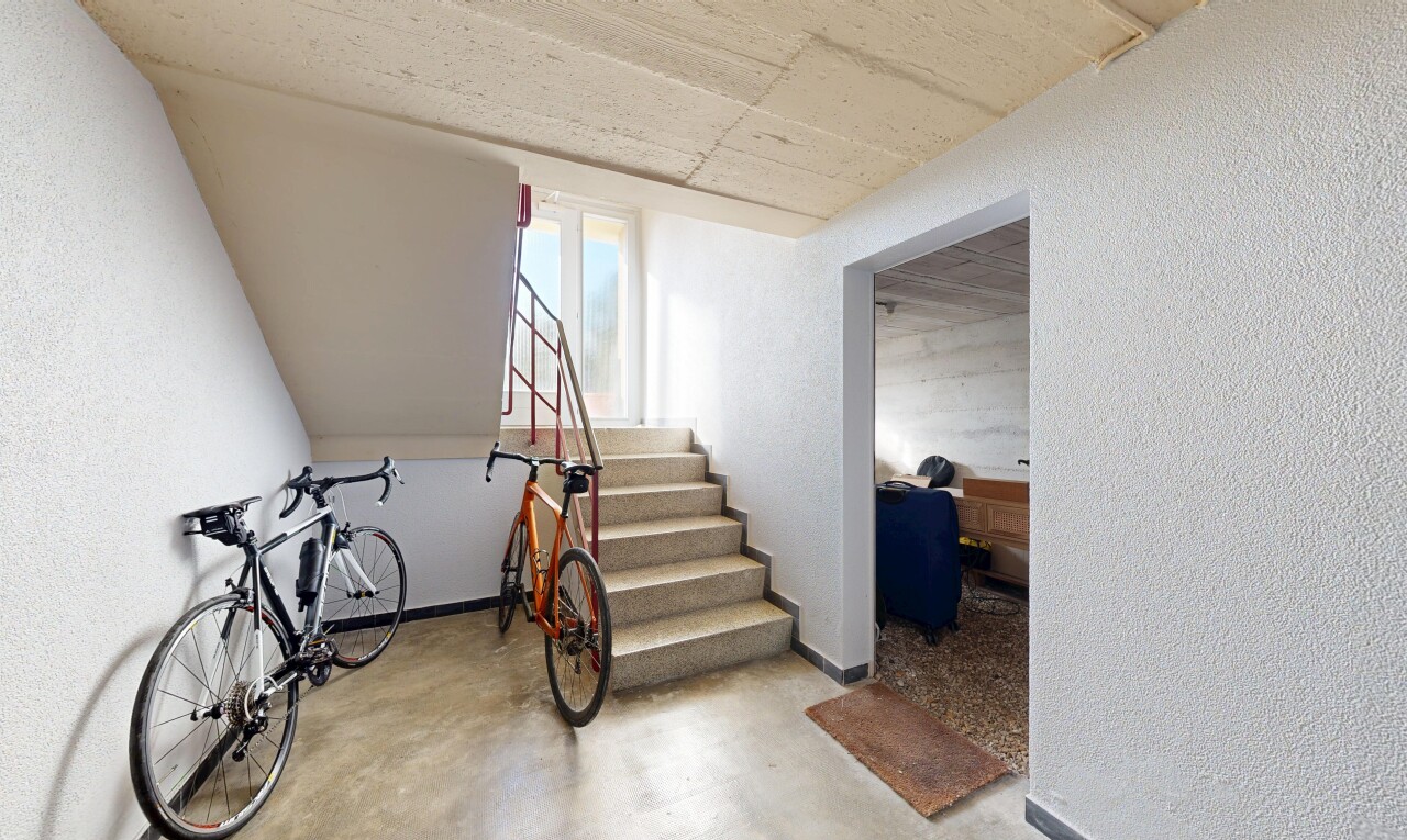 escaliers avec concrete floor, sol en béton, textured wall, mur texturé, et escaliers