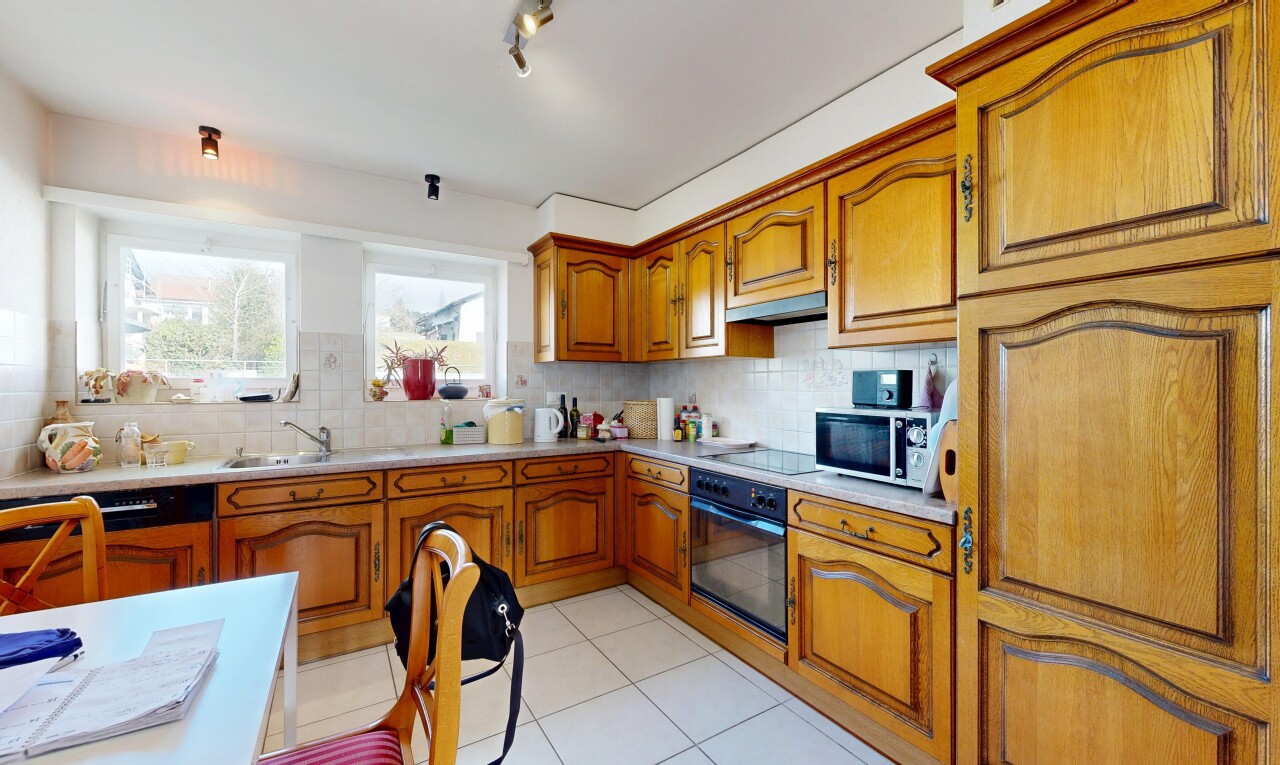 cuisine avec armoires en arc, arched cabinets, armoires marron moyen, medium brown cabinets, et plans de travail