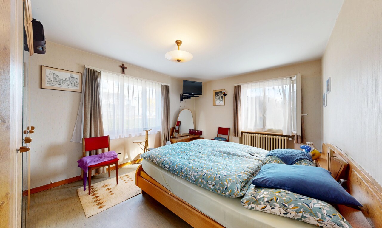 chambre avec inside property, radiateur, cloison sèche, drywall, et lumière naturelle