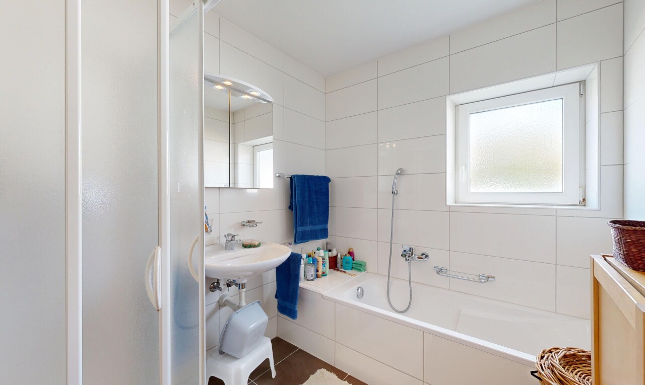 salle de bains avec miroir, salle de bain complète, inside property, douche, et bain