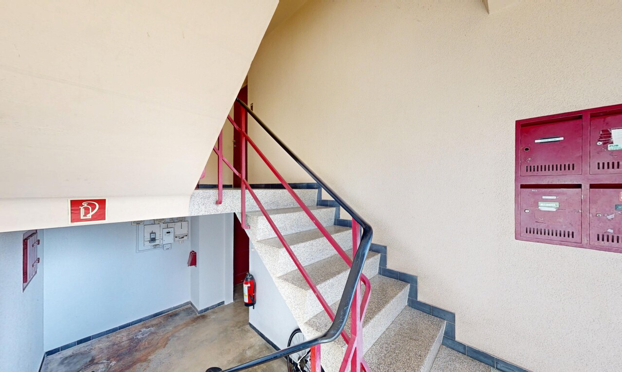 escaliers avec sol en béton, concrete floor, cloison sèche, drywall, et inside community
