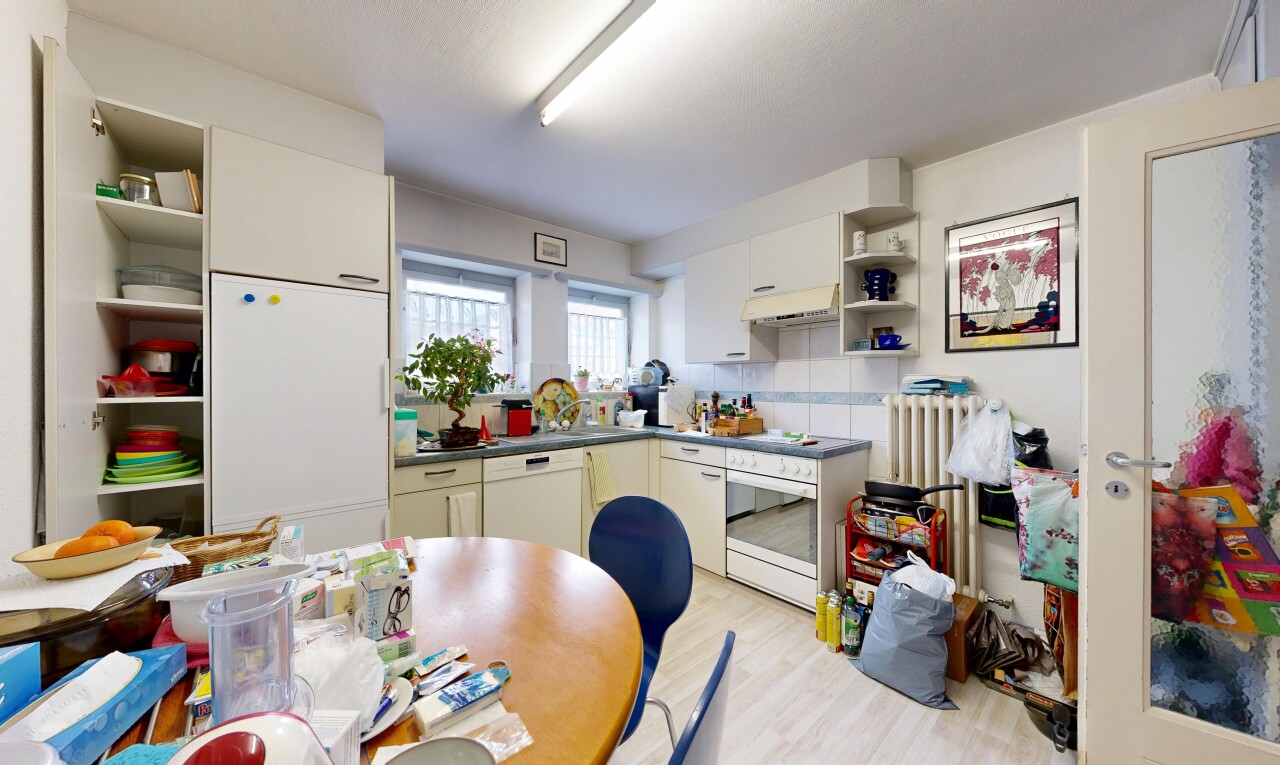 cuisine avec open shelves, étagères ouvertes, réfrigérateur, dark countertops, et plans de travail