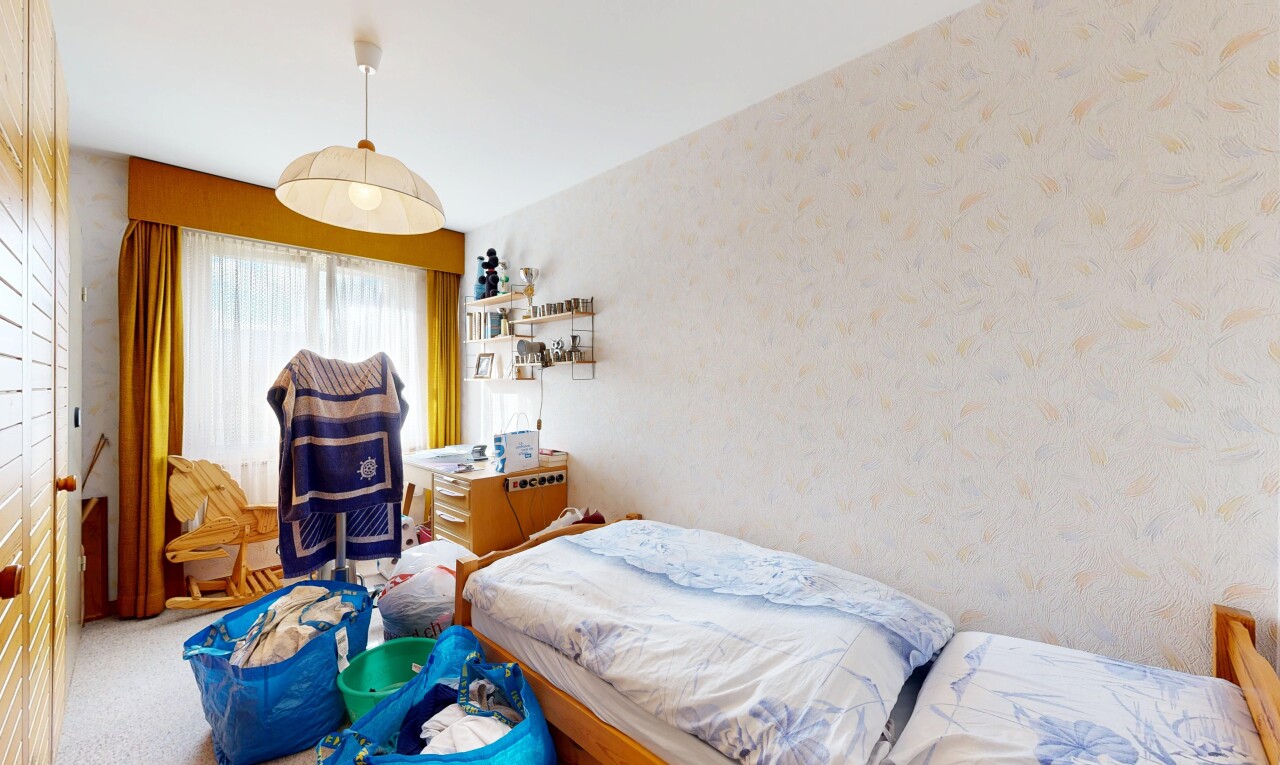 chambre avec wallpaper wall, mur en papier peint, natural light, lumière naturelle, et inside property