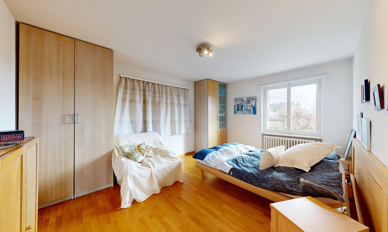 chambre avec wood finish floor, sol en finition bois, inside property, radiateur, et drywall