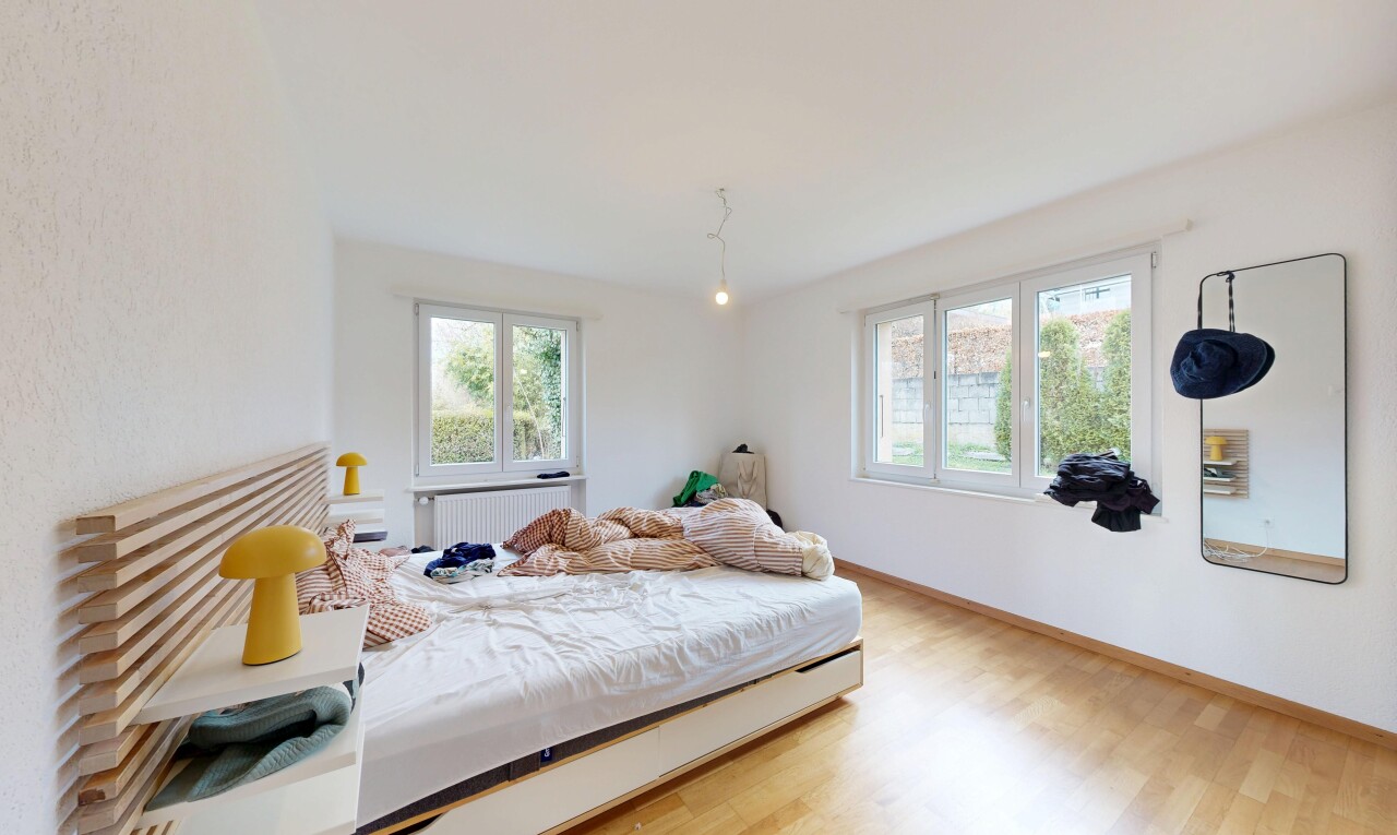 chambre avec radiateur, natural light, lumière naturelle, inside property, et wood finish floor