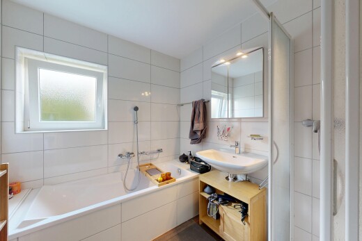 bad mit spiegel, komplettes badezimmer, dusche, fliesenwand, und tile wall