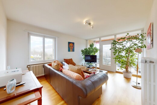 wohnzimmer mit kühler, holzfußboden, wood finish floor, inside property, und gipskartonwand