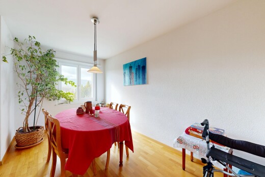 salle à manger avec wood finish floor, sol en finition bois, natural light, lumière naturelle, et inside property