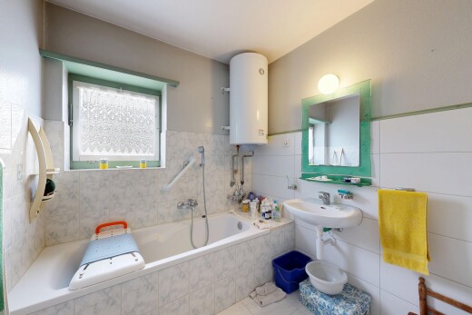 salle de bains avec miroir, chauffe-eau, inside property, salle de bain complète, et bain
