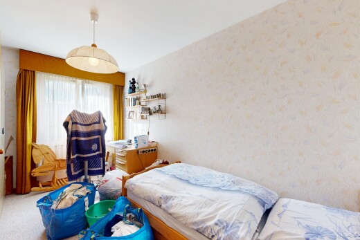 chambre avec wallpaper wall, mur en papier peint, natural light, lumière naturelle, et inside property