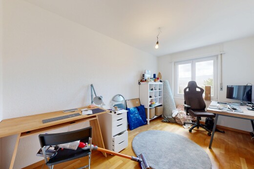bureau avec espace bureau, wood finish floor, sol en finition bois, inside property, et télévision