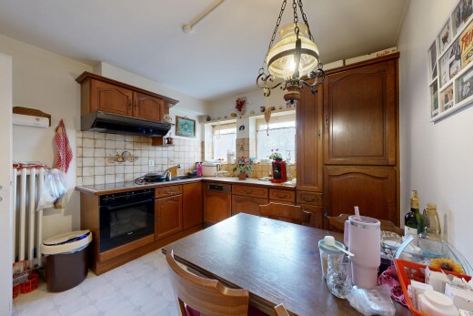 küche mit bogenförmige schränke, arched cabinets, vinylboden, vinyl floor, und schränke mit zierleisten