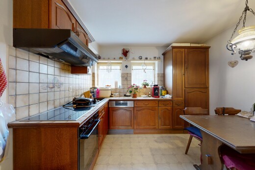 küche mit bogenförmige schränke, arched cabinets, mittelbraune schränke, medium brown cabinets, und vinylboden