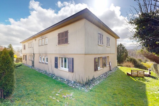 façade avec pelouse, property visible, bardage en stuc, et day time