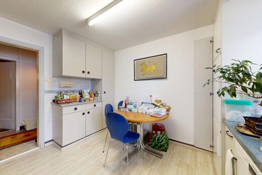 cuisine avec armoires blanches, white cabinets, light floor, sol en finition bois, et wood finish floor