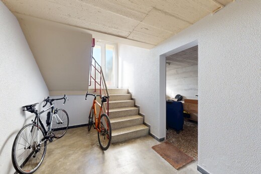 escaliers avec concrete floor, sol en béton, textured wall, mur texturé, et escaliers