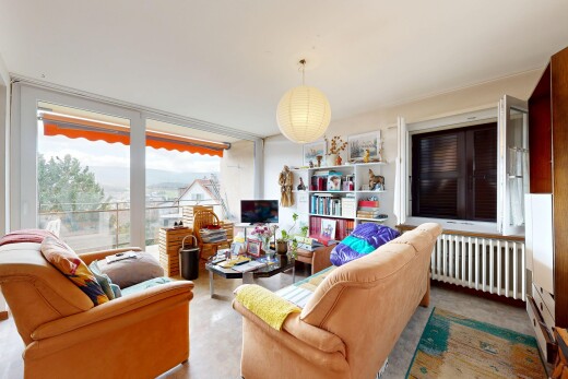 wohnzimmer mit kühler, natürliches licht, natural light, inside property, und fernseher