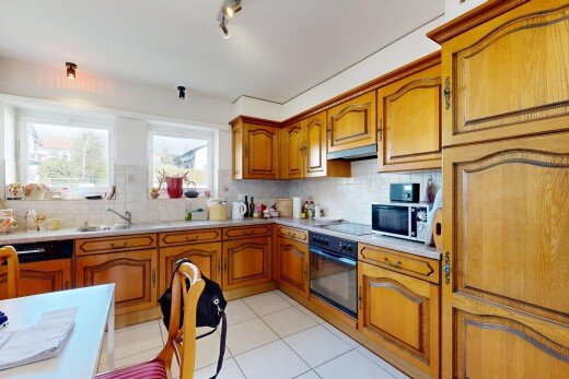 cuisine avec armoires en arc, arched cabinets, armoires marron moyen, medium brown cabinets, et plans de travail