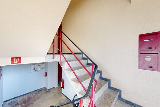 treppe mit betonboden, concrete floor, gipskartonwand, drywall, und inside community