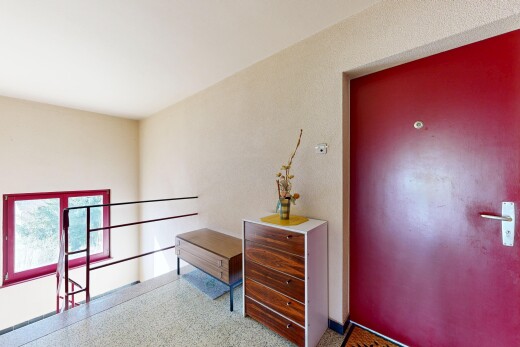 chambre avec inside community, sol en agrégat, aggregate floor, light floor, et lumière naturelle