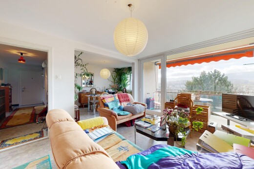 wohnzimmer mit drywall, gipskartonwand, fernseher, natural light, und natürliches licht