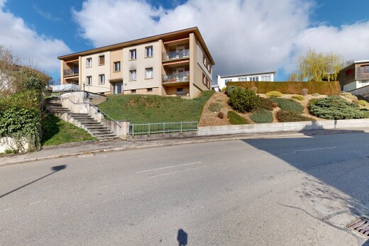 extérieur du bâtiment avec day time, escaliers, clôture, apartment complex view, et vue sur le complexe d'appartements