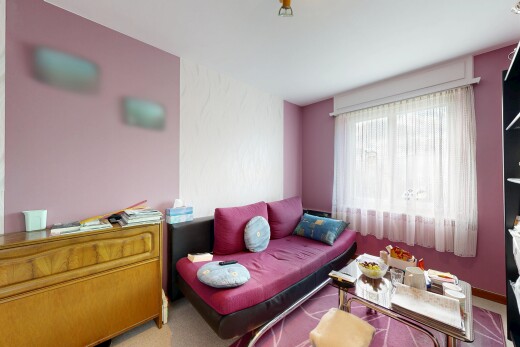 wohnzimmer mit natürliches licht, natural light, inside property, teppich, und carpet