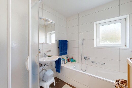 bad mit spiegel, komplettes badezimmer, inside property, dusche, und bad
