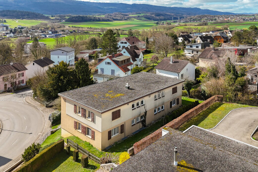 extérieur du bâtiment avec vue sur la montagne, mountain view, vue résidentielle, residential view, et day time