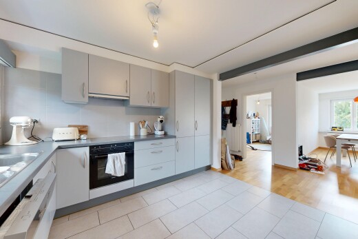 küche mit light floor, graue schränke, gray cabinets, ofen, und inside property