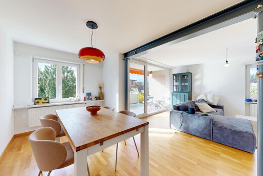 wohn- / esszimmer mit gipskartonwand, drywall, natürliches licht, natural light, und holzfußboden