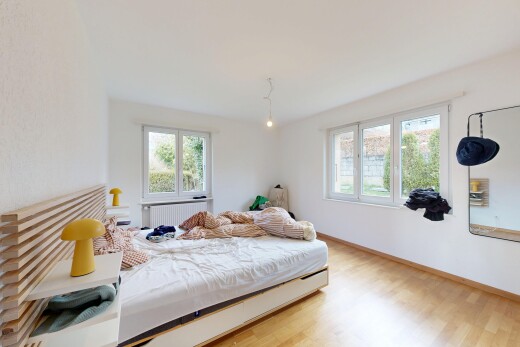 zimmer / schlafzimmer mit kühler, natural light, natürliches licht, inside property, und wood finish floor