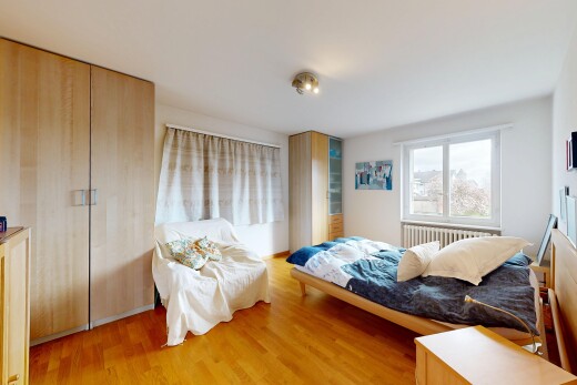 zimmer / schlafzimmer mit wood finish floor, holzfußboden, inside property, kühler, und drywall