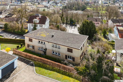 façade avec pelouse et drone view