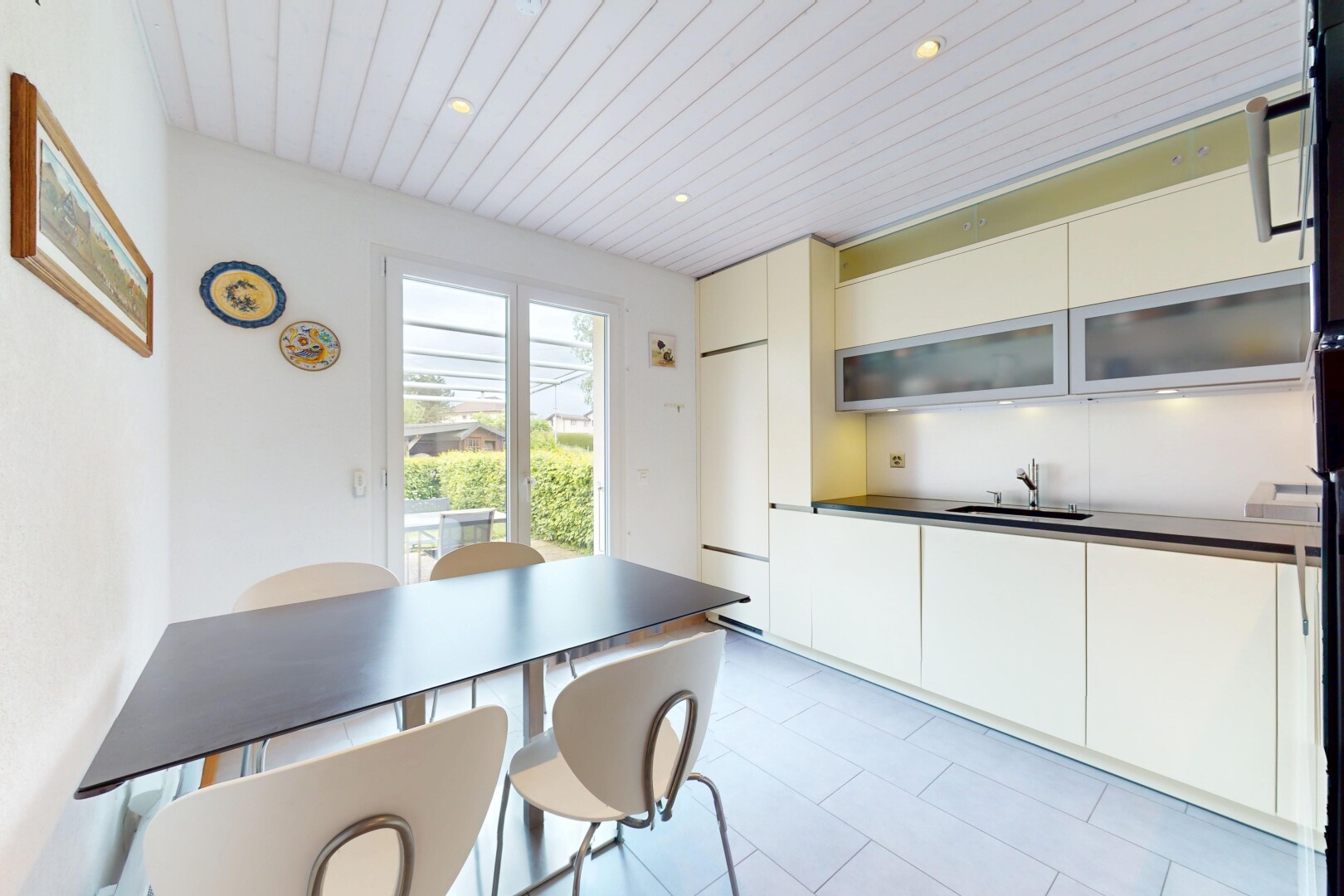 cuisine avec évier, inside property, natural light, lumière naturelle, et plans de travail